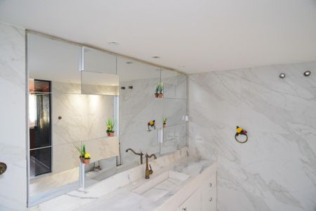 Casa de condomínio à venda com 716m², 5 quartos e 4 vagas