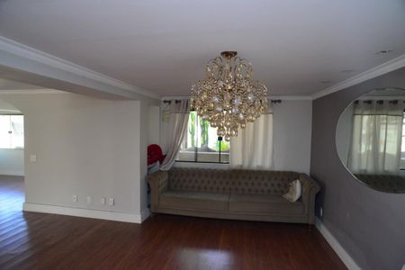 Casa de condomínio à venda com 716m², 5 quartos e 4 vagas Casa de condomínio à venda com 716m², 5 quartos e 4 vagasSala