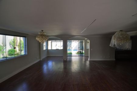 Casa de condomínio à venda com 716m², 5 quartos e 4 vagas Casa de condomínio à venda com 716m², 5 quartos e 4 vagasSala