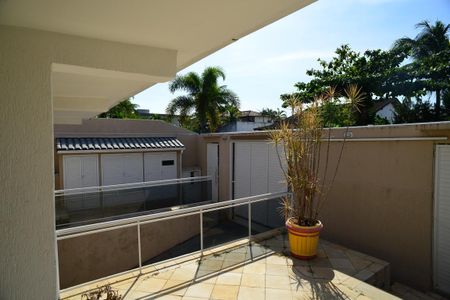 Casa de condomínio à venda com 716m², 5 quartos e 4 vagas Casa de condomínio à venda com 716m², 5 quartos e 4 vagasVista Externa