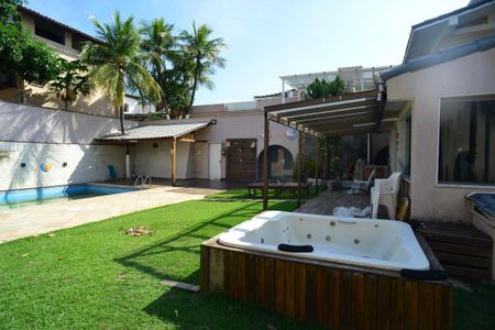 Casa de condomínio à venda com 716m², 5 quartos e 4 vagas Casa de condomínio à venda com 716m², 5 quartos e 4 vagasÔfuro