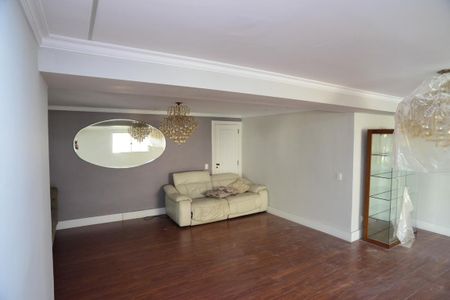Casa de condomínio à venda com 716m², 5 quartos e 4 vagas Casa de condomínio à venda com 716m², 5 quartos e 4 vagasSala