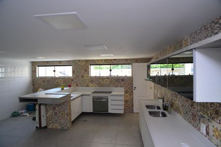 Casa de condomínio à venda com 716m², 5 quartos e 4 vagas Casa de condomínio à venda com 716m², 5 quartos e 4 vagasCozinha