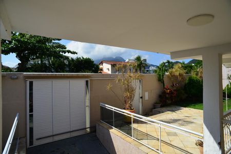Casa de condomínio à venda com 716m², 5 quartos e 4 vagas Casa de condomínio à venda com 716m², 5 quartos e 4 vagasVista Externa
