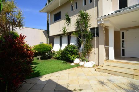 Casa de condomínio à venda com 716m², 5 quartos e 4 vagas Casa de condomínio à venda com 716m², 5 quartos e 4 vagasVista Externa