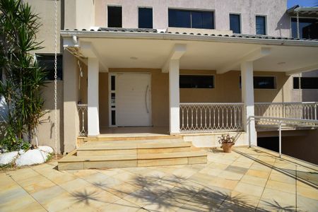 Casa de condomínio à venda com 716m², 5 quartos e 4 vagas Casa de condomínio à venda com 716m², 5 quartos e 4 vagasVista Externa