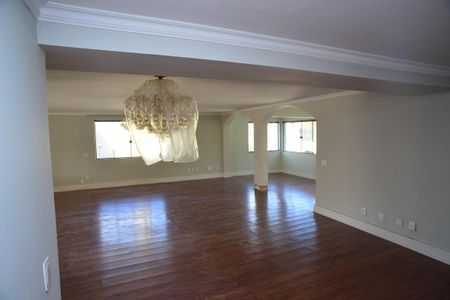 Casa de condomínio à venda com 716m², 5 quartos e 4 vagas Casa de condomínio à venda com 716m², 5 quartos e 4 vagasSala