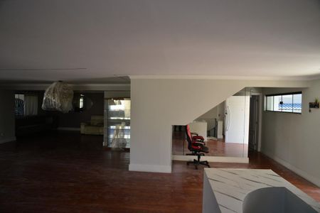 Casa de condomínio à venda com 716m², 5 quartos e 4 vagas Casa de condomínio à venda com 716m², 5 quartos e 4 vagasSala