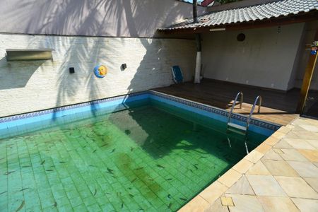 Casa de condomínio à venda com 716m², 5 quartos e 4 vagas Casa de condomínio à venda com 716m², 5 quartos e 4 vagasPiscina
