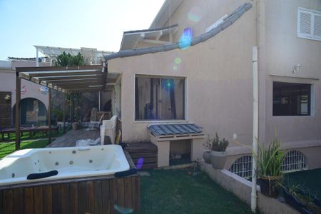 Casa de condomínio à venda com 716m², 5 quartos e 4 vagas Casa de condomínio à venda com 716m², 5 quartos e 4 vagasÔfuro
