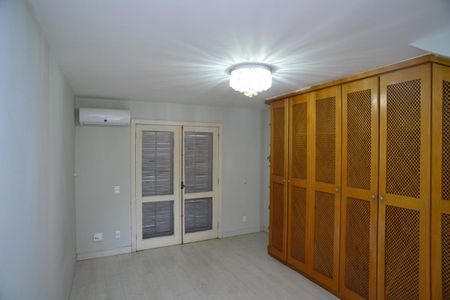 Casa de condomínio à venda com 716m², 5 quartos e 4 vagas