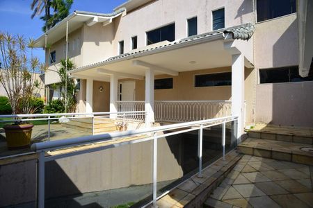 Casa de condomínio à venda com 716m², 5 quartos e 4 vagas Casa de condomínio à venda com 716m², 5 quartos e 4 vagasVista Externa