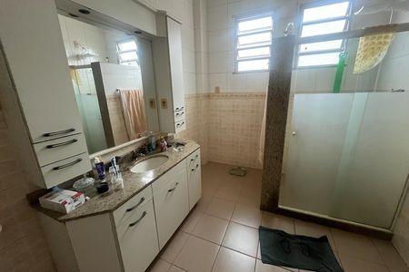 Casa à venda com 571m², 5 quartos e 6 vagas Casa à venda com 571m², 5 quartos e 6 vagasBanheiro 2
