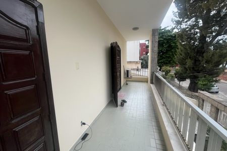 Casa à venda com 571m², 5 quartos e 6 vagas Casa à venda com 571m², 5 quartos e 6 vagasVaranda