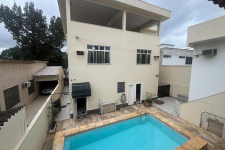 Casa à venda com 571m², 5 quartos e 6 vagas Casa à venda com 571m², 5 quartos e 6 vagasVista