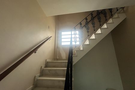 Casa à venda com 571m², 5 quartos e 6 vagas Casa à venda com 571m², 5 quartos e 6 vagasEscada