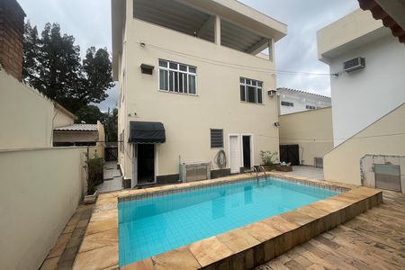 Casa à venda com 571m², 5 quartos e 6 vagas Casa à venda com 571m², 5 quartos e 6 vagasPiscina