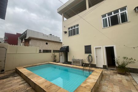 Casa à venda com 571m², 5 quartos e 6 vagas Casa à venda com 571m², 5 quartos e 6 vagasPiscina