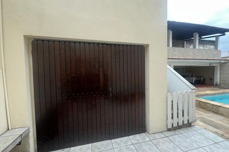 Casa à venda com 571m², 5 quartos e 6 vagas Casa à venda com 571m², 5 quartos e 6 vagasGaragem