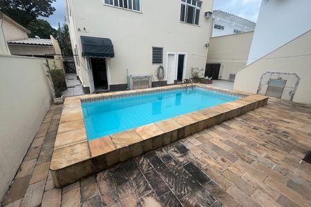 Casa à venda com 571m², 5 quartos e 6 vagas Casa à venda com 571m², 5 quartos e 6 vagasPiscina