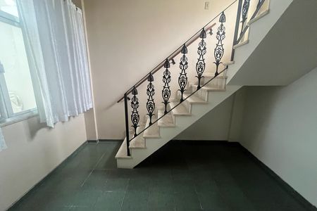 Casa à venda com 571m², 5 quartos e 6 vagas Casa à venda com 571m², 5 quartos e 6 vagasEscada