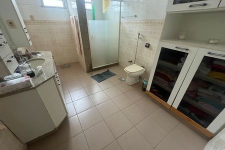 Casa à venda com 571m², 5 quartos e 6 vagas Casa à venda com 571m², 5 quartos e 6 vagasBanheiro 2