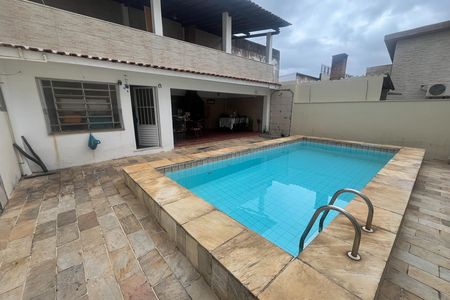 Casa à venda com 571m², 5 quartos e 6 vagas Casa à venda com 571m², 5 quartos e 6 vagasPiscina