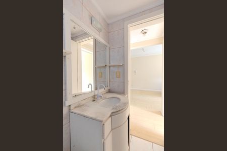 Banheiro de apartamento à venda com 1 quarto, 47m² em Azenha, Porto Alegre