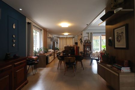 Casa de condomínio para alugar com 245m², 3 quartos e 4 vagasSala
