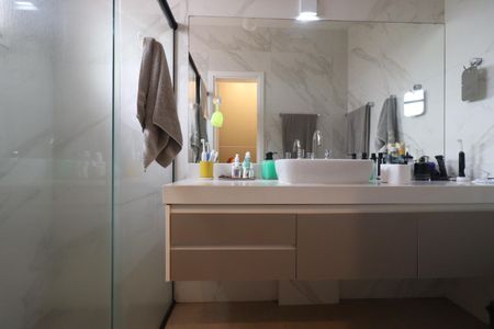 Casa de condomínio para alugar com 245m², 3 quartos e 4 vagasBanheiro da Suíte 1