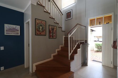 Casa de condomínio para alugar com 245m², 3 quartos e 4 vagasEscada 