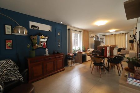 Casa de condomínio para alugar com 245m², 3 quartos e 4 vagasSala