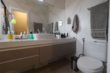 Casa de condomínio para alugar com 245m², 3 quartos e 4 vagasBanheiro da Suíte 1
