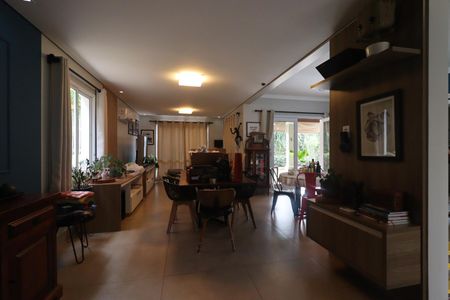 Casa de condomínio para alugar com 245m², 3 quartos e 4 vagasSala