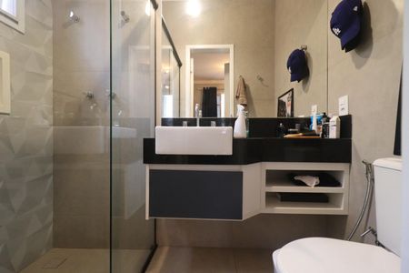 Casa de condomínio para alugar com 245m², 3 quartos e 4 vagasBanheiro da Suíte 2