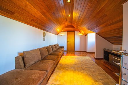 Casa à venda com 450m², 4 quartos e 4 vagas Casa à venda com 450m², 4 quartos e 4 vagasSotão