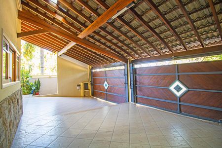 Casa à venda com 450m², 4 quartos e 4 vagas Casa à venda com 450m², 4 quartos e 4 vagasGaragem