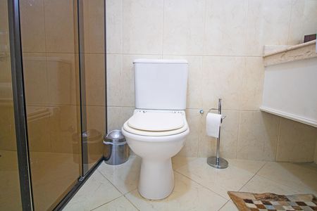Casa à venda com 450m², 4 quartos e 4 vagas Casa à venda com 450m², 4 quartos e 4 vagasBanheiro da Suíte 1