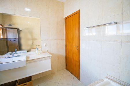Casa à venda com 450m², 4 quartos e 4 vagas Casa à venda com 450m², 4 quartos e 4 vagasBanheiro da Suíte 1