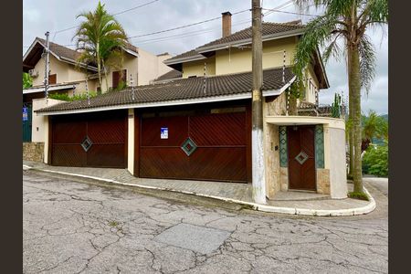 Casa à venda com 450m², 4 quartos e 4 vagas Casa à venda com 450m², 4 quartos e 4 vagasFachada