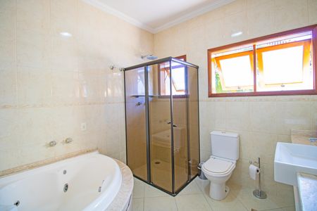 Casa à venda com 450m², 4 quartos e 4 vagas Casa à venda com 450m², 4 quartos e 4 vagasBanheiro da Suíte 1