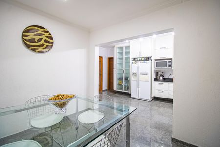 Casa à venda com 450m², 4 quartos e 4 vagas Casa à venda com 450m², 4 quartos e 4 vagasCozinha