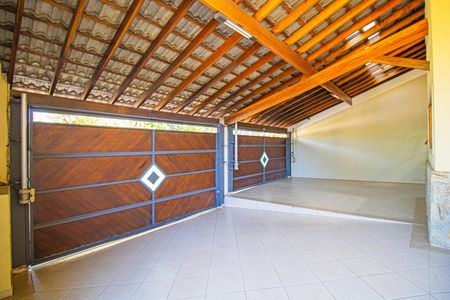 Casa à venda com 450m², 4 quartos e 4 vagas Casa à venda com 450m², 4 quartos e 4 vagasGaragem