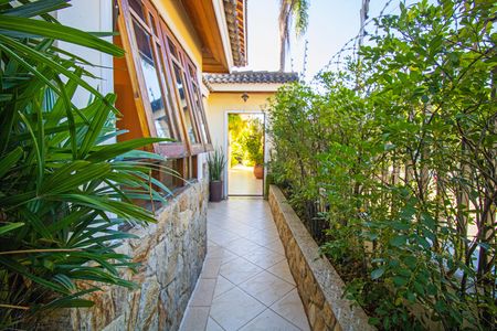 Casa à venda com 450m², 4 quartos e 4 vagas Casa à venda com 450m², 4 quartos e 4 vagasCorredor Lateral