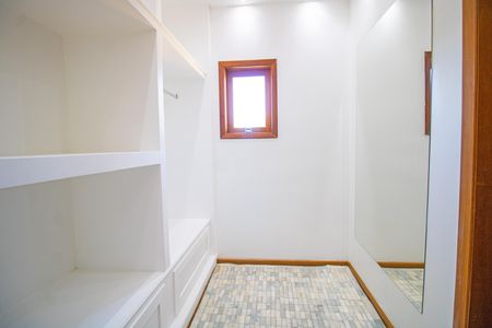 Casa à venda com 450m², 4 quartos e 4 vagas Casa à venda com 450m², 4 quartos e 4 vagasCloset da Suíte 2
