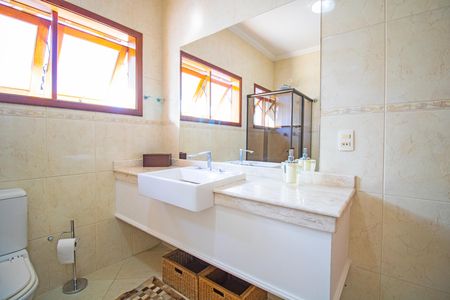 Casa à venda com 450m², 4 quartos e 4 vagas Casa à venda com 450m², 4 quartos e 4 vagasBanheiro da Suíte 1
