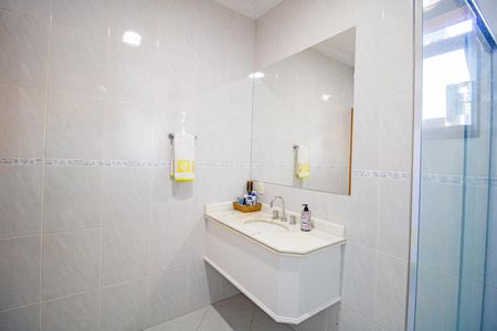 Casa à venda com 450m², 4 quartos e 4 vagas Casa à venda com 450m², 4 quartos e 4 vagasBanheiro Social