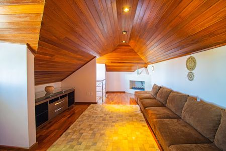 Casa à venda com 450m², 4 quartos e 4 vagas Casa à venda com 450m², 4 quartos e 4 vagasSotão