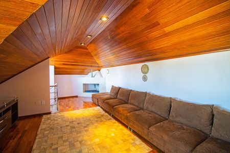 Casa à venda com 450m², 4 quartos e 4 vagas Casa à venda com 450m², 4 quartos e 4 vagasSotão