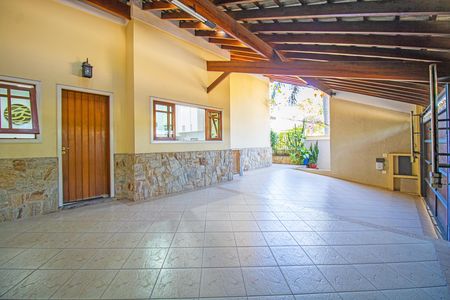 Casa à venda com 450m², 4 quartos e 4 vagas Casa à venda com 450m², 4 quartos e 4 vagasGaragem